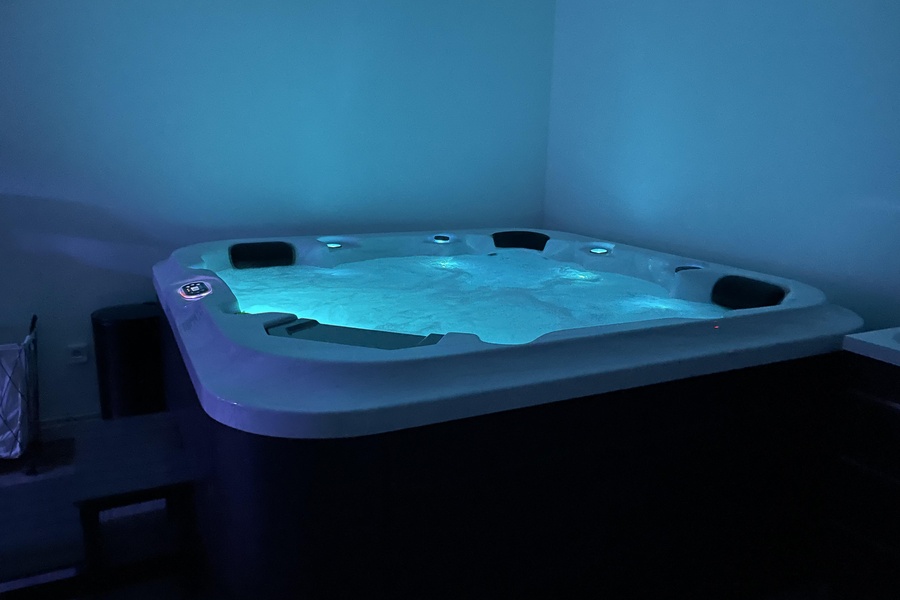 Le jacuzzi de l'espace détente du Centre Hinatea